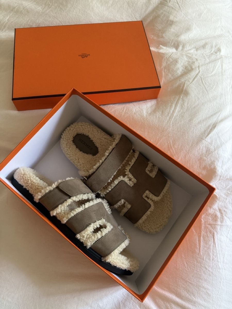 Hermès Scarpe da donna: Hermes Chypre sandals shearling brown suede 40 – Nuovo e nell'imballaggio originale da Basel venduto da hea_slg8