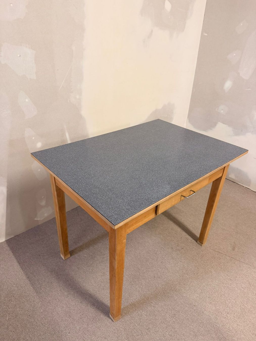 Tavoli: Robuster Vintage Tisch mit Schublade und Resopalplatte – Usato da Rickenbach ZH venduto da Der-Insider 4