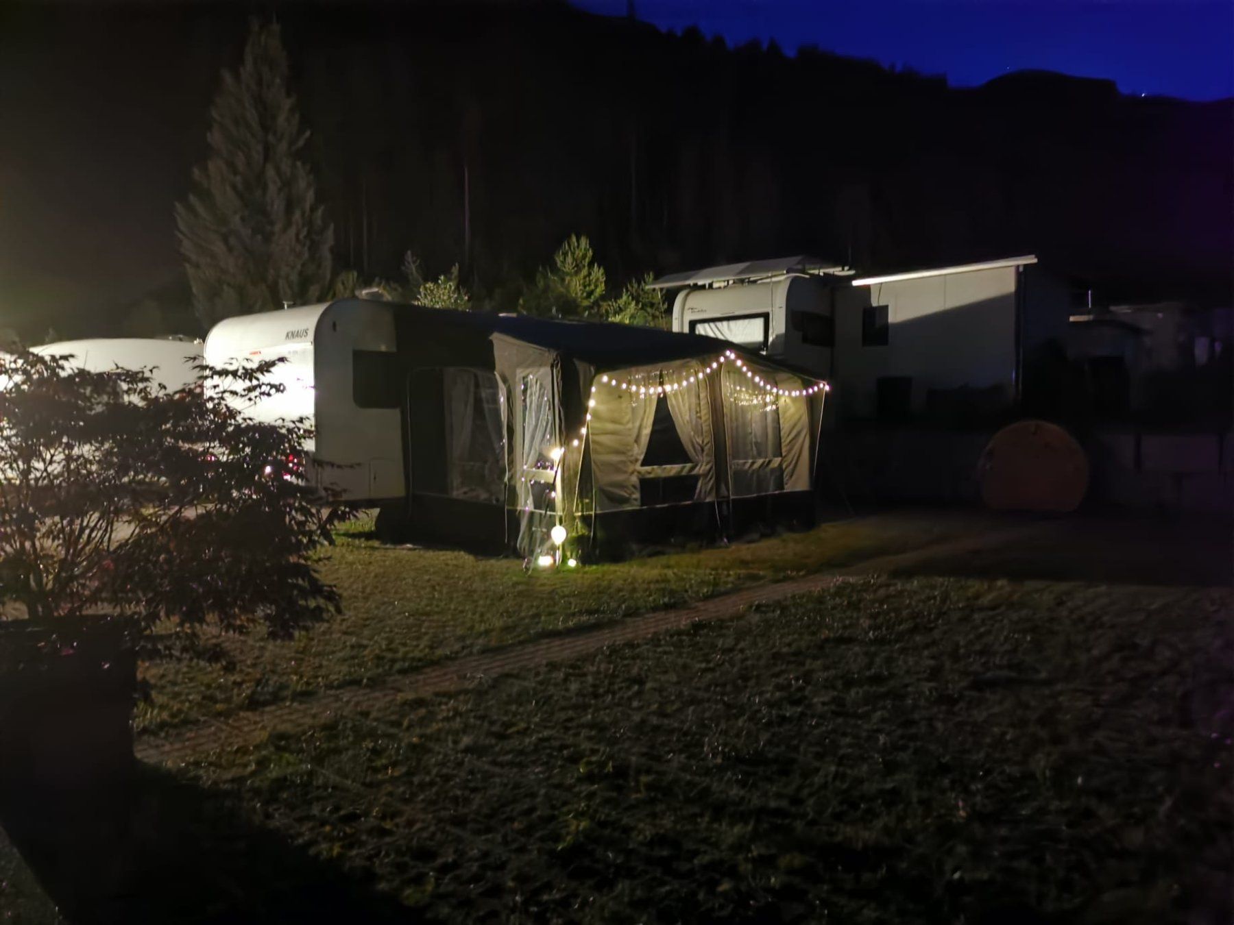 Camping Fahrzeuge: Knaus Südwind 580QS Silver Selection – Gebraucht aus Malix von InkSplotches 3