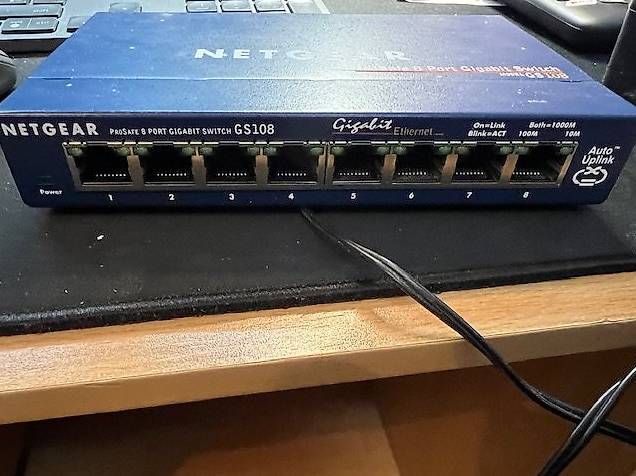 Netgear Hubs & Switches: Netgear Switch 1 Gb mit 8 Ports – Gebraucht aus Niederglatt ZH von gde 1