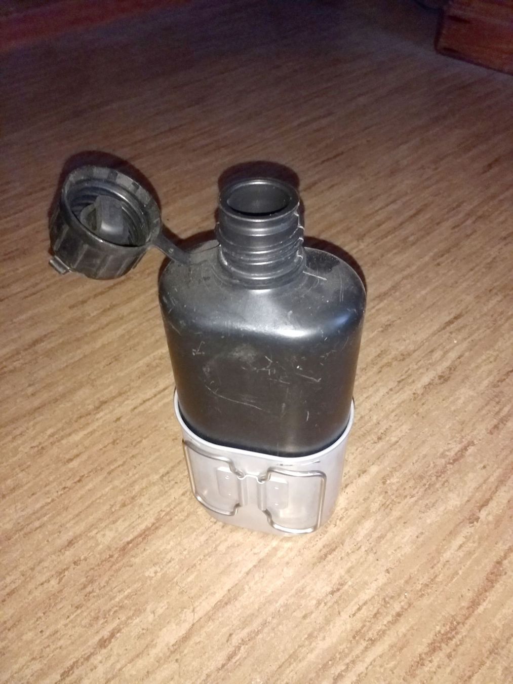 Schweizer Armee Ausrüstung & Ersatzteile: Original Schweizer Armee-Feldflasche – Gebraucht aus Mettmenstetten von Tschaebis