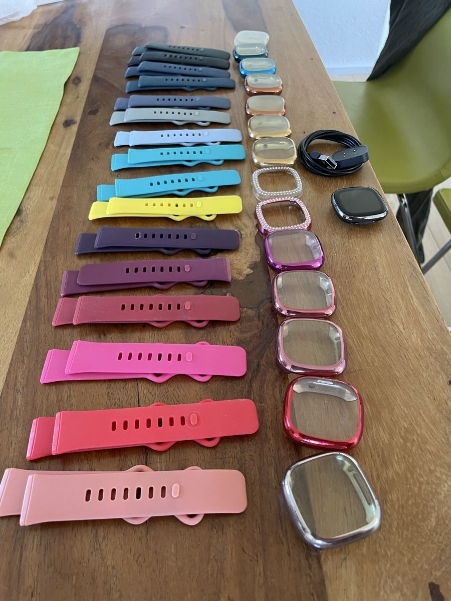 Fitbit Smartwatch: Fitbit Sense mit viel Zubehör – Gebraucht aus Aeugstertal von lthi1227