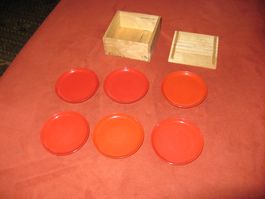 6 rote Glasuntersetzer in Holzbox