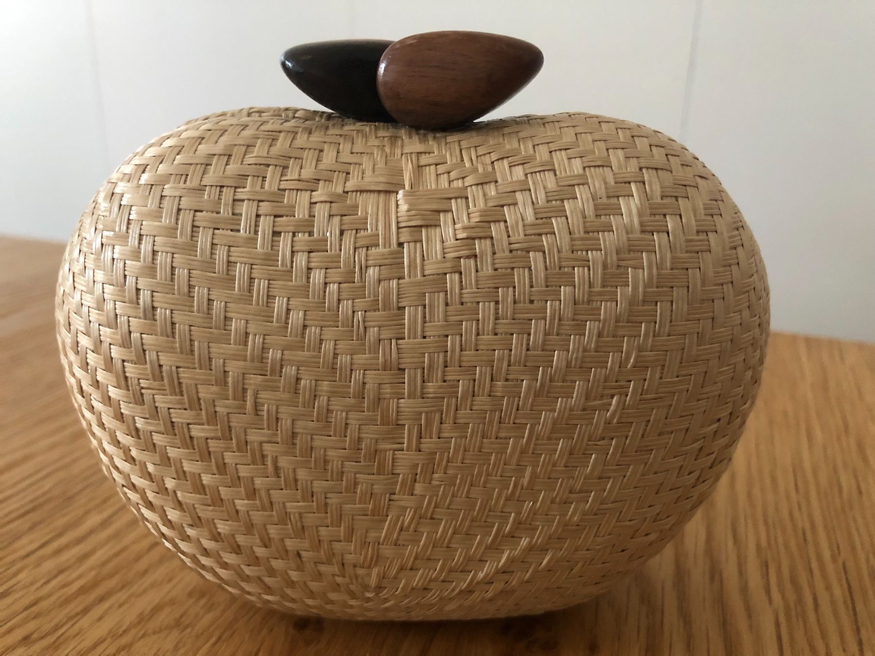 Taschen für Damen: Clutch in Apfelform – Gebraucht aus Zürich von kitsune 2
