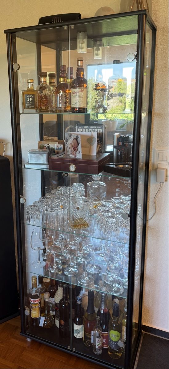 Vitrines: Vitrinenschrank – D'occasion à Baden par sch_v9d5