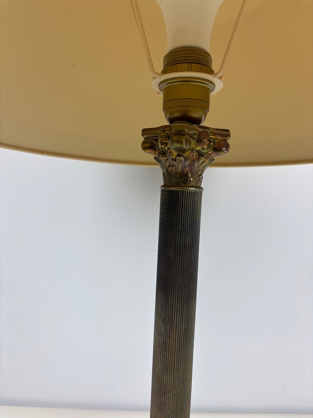 Lampade: Vintage Korinthische Tischlampe Messing – Usato da Wettingen venduto da Wendemarket 5