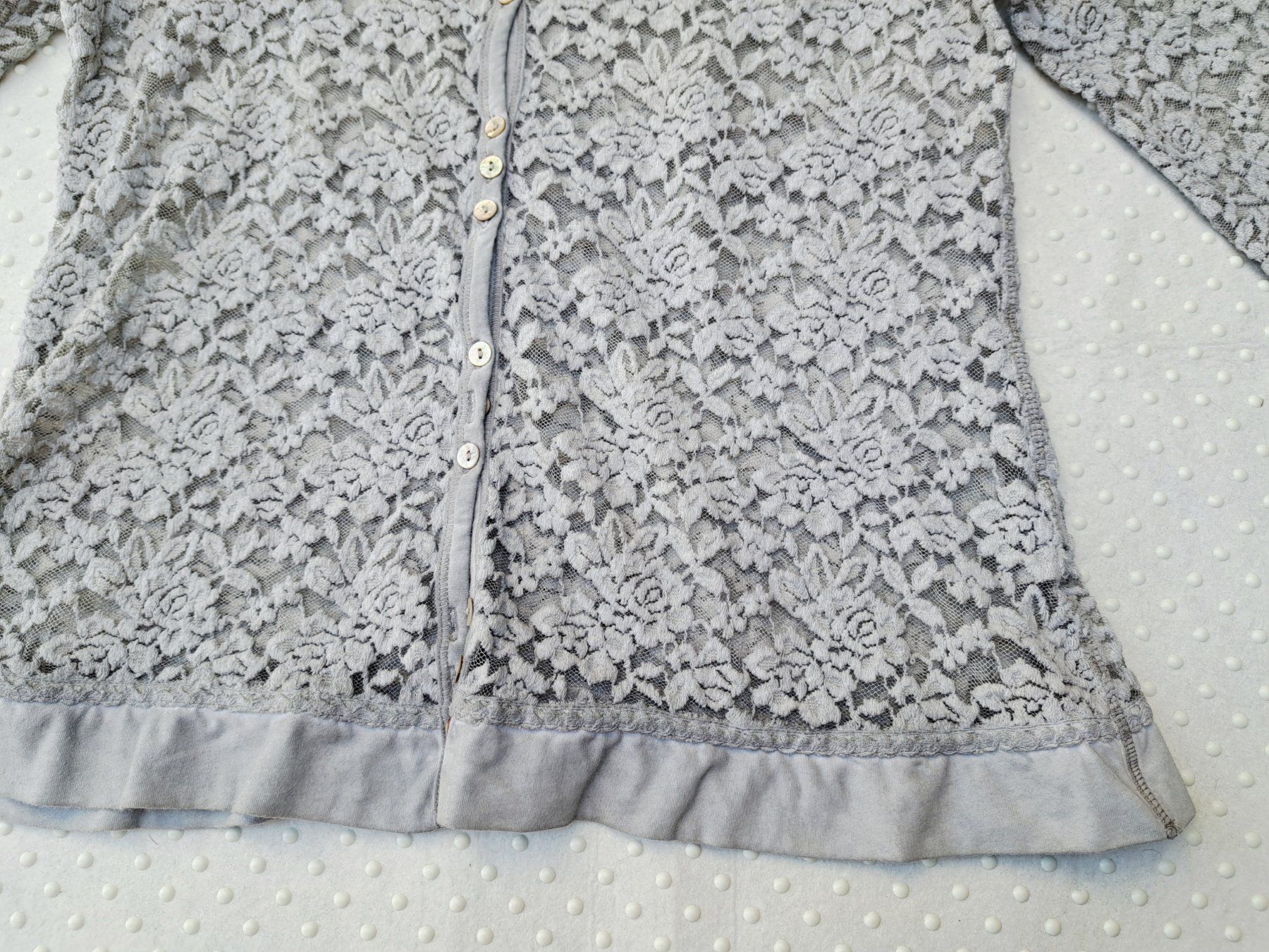 Nile Blusen: Feine, graue Spitzenbluse, Nile, Grösse L, Frühling – Gebraucht aus Gysenstein von joshuas81 1