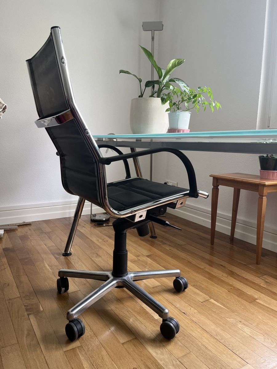 Tables: Glastisch, grosser Bürotisch oder Esstisch – D'occasion à Zürich par Luanahendseth 4