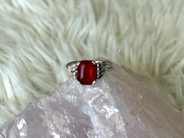 Eleganter Silberring mit rotem Stein