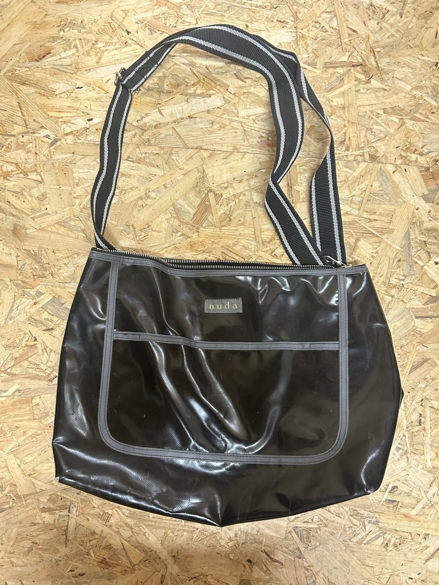 Sacs femmes: Nuda black vinyl bag with adjustable strap  – D'occasion à Zürich par ori_9dcy