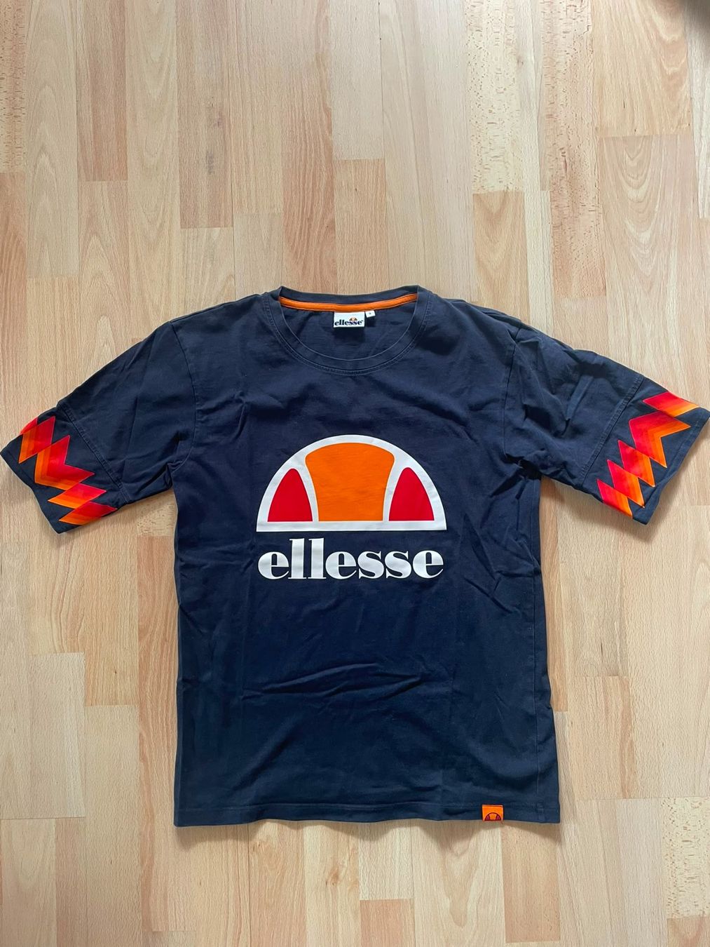 Ellesse Blusen, T-Shirts & Tops: ELLESSE T-SHIRT DAMEN Gr.S – Gebraucht aus winterthur von MEAhealingBrush 1