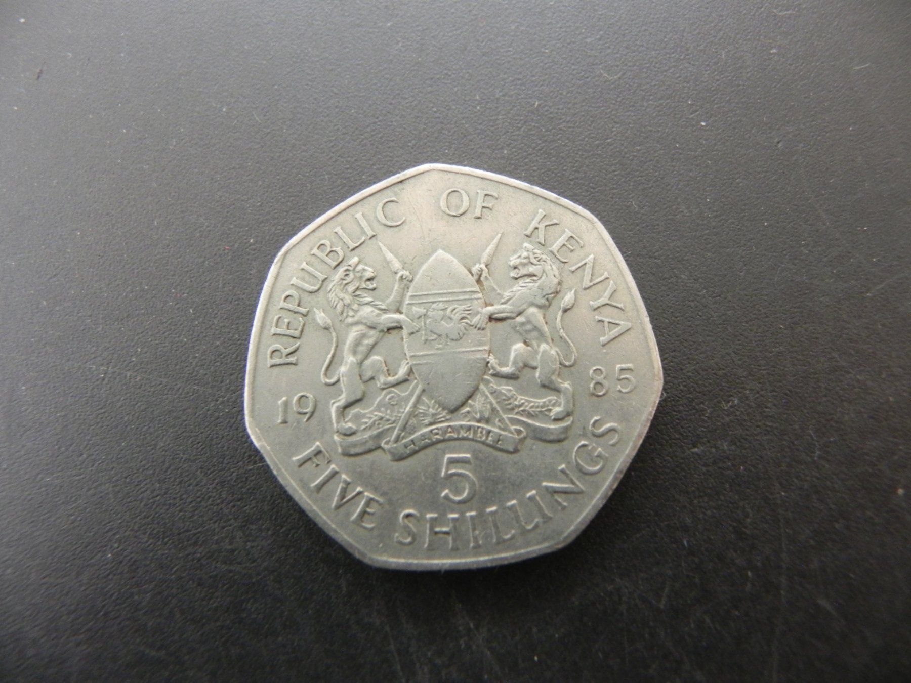 Tutti le monete: Kenya 5 Shillings 1985 – Usato da Biel/Bienne venduto da Gogolozi