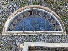 Halbrundes Fenster mit Bleiverglasung, gebrauchter Zustand