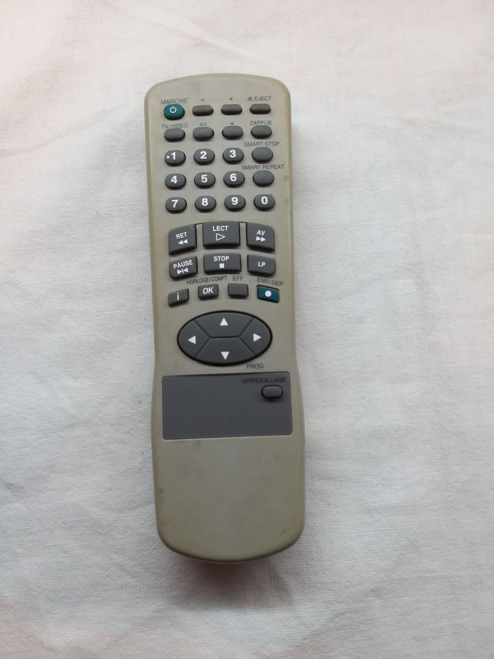 Fernbedienungen: Télécommande TV vintage, état fonctionnel – Gebraucht aus la Chaux-de-Fonds von Lampe