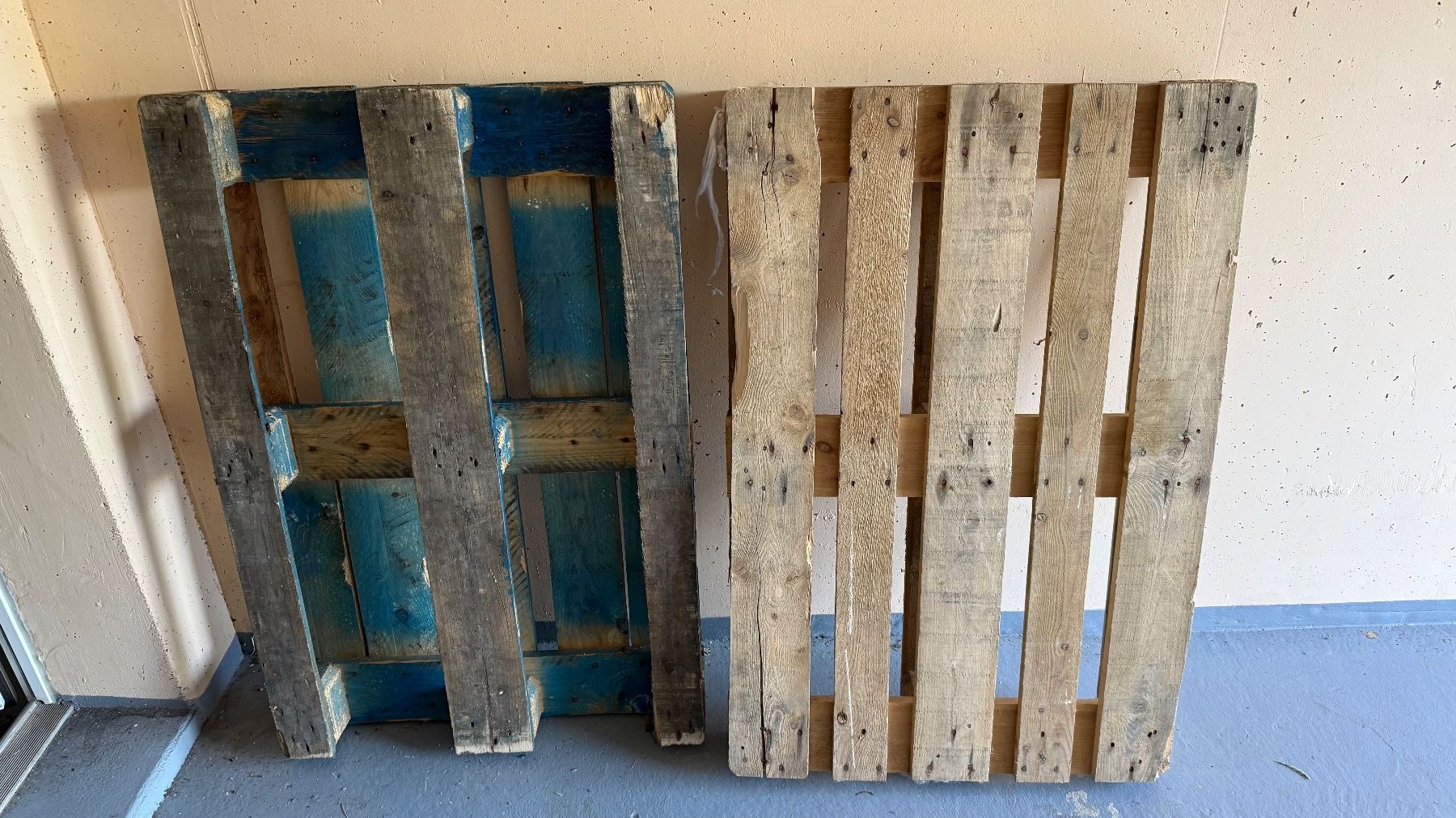 Pallets: 2x Holzpalette gebraucht blau bemalt – Difettoso da Menziken venduto da SwissTaehyung 2