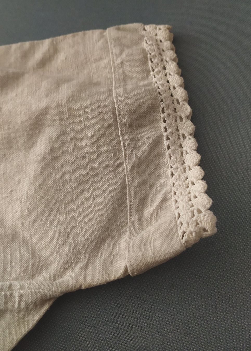Vestiti: Uraltes Leinenkleid mit gehäkelten Rändern – Usato da Chezard St-Martin venduto da Loucail 6