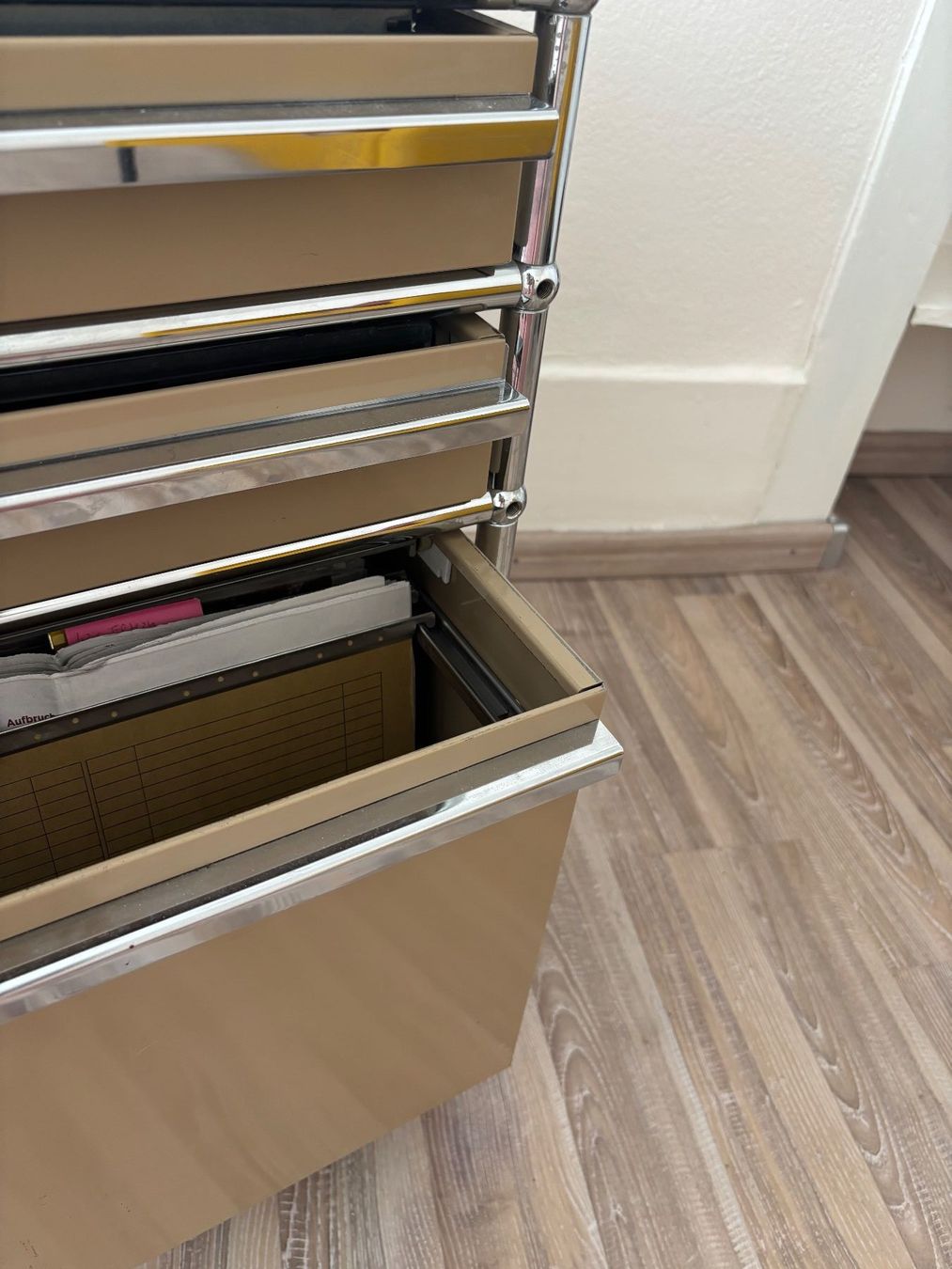 USM Banconi: USM Haller Rollcontainer beige – Usato da Luzern venduto da Joeselling 4