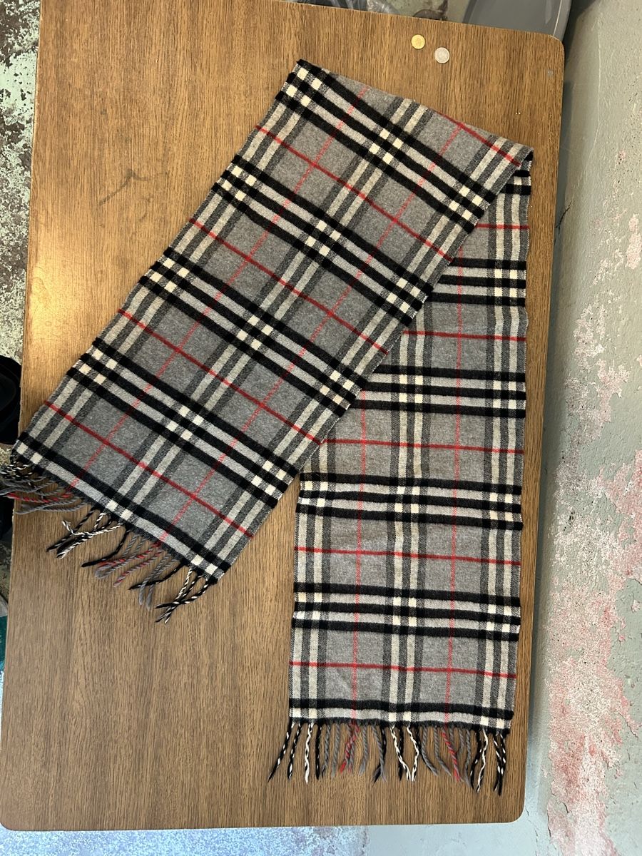 Burberry Foulard & Sciarpe: Burberry Schal kariert grau – Usato da Bern venduto da nih_yc57 1