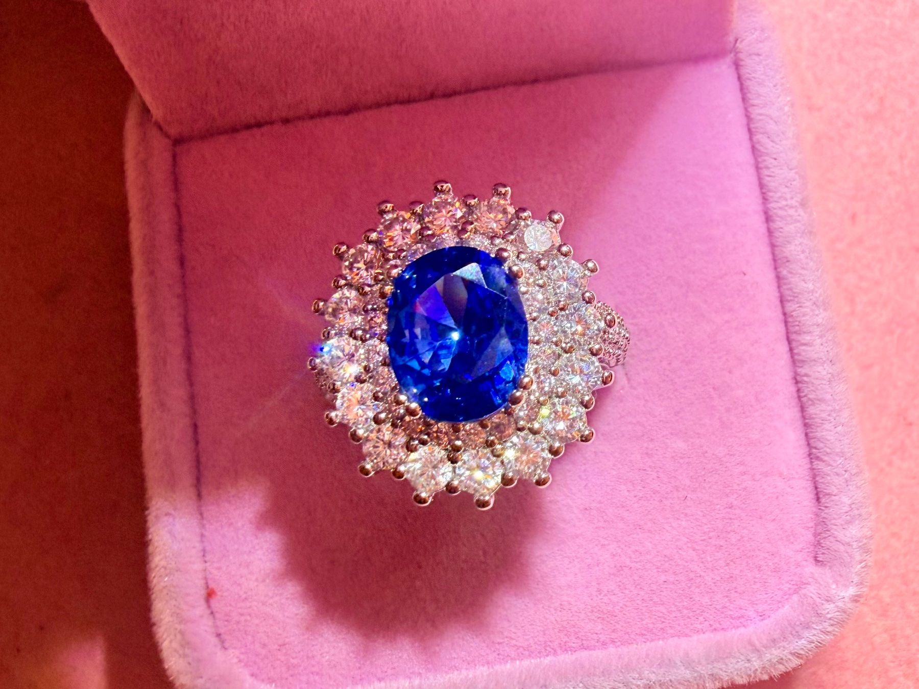 Anelli: Bague élégante avec saphir bleu – Nuovo e nell'imballaggio originale da St-Maurice venduto da Sandrinette123