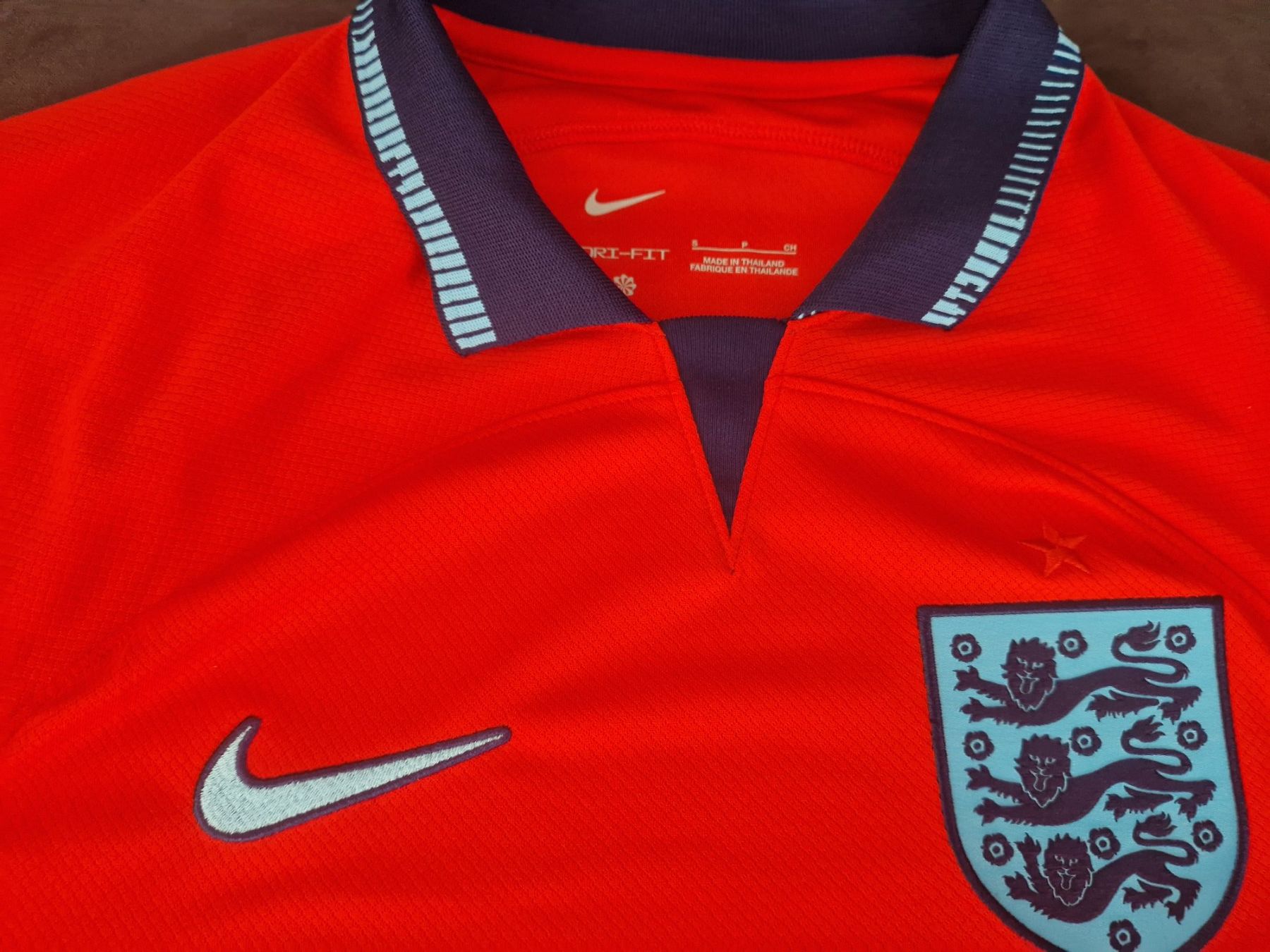 Nike Canottiere & Pantaloni: Original 2022 England Trikot - Grösse S – Nuovo (secondo la descrizione) da Villars-sur-Glâne venduto da Mark_988 1