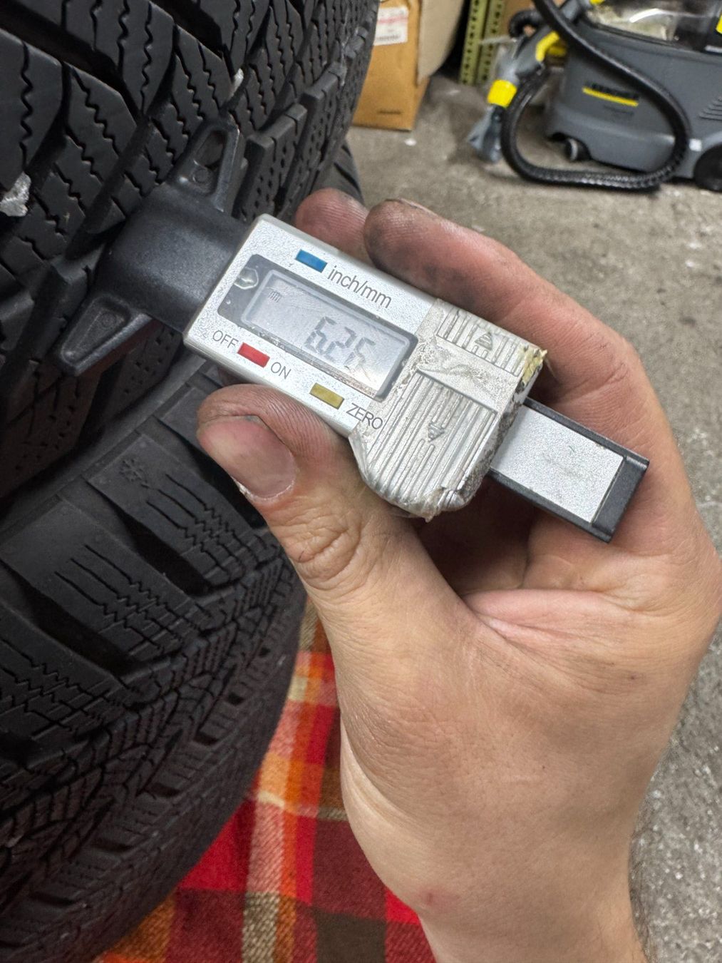 Pneumatici & Ruote complete: 4x Winterpneu 215/60R17 – Usato da Berneck venduto da garagekaufmann 7
