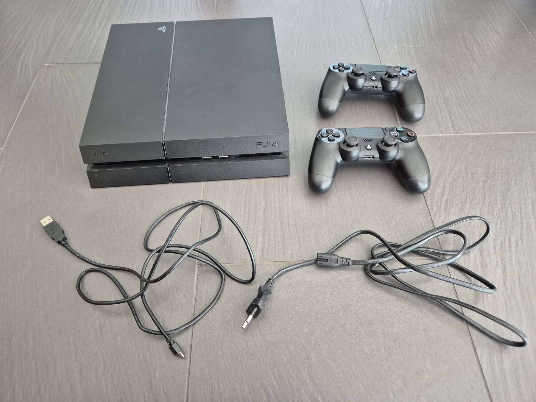 Sony Konsolen: Playstation 4 (defekt) inkl. 2 Controller – Defekt aus Sissach von MarcoBa01