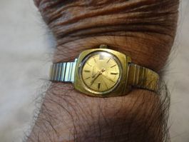 MIRXEAL DAMEN GOLDEN FARBE UHR.17J.H-AUFZEUG-LÄÜFT-23X26MM