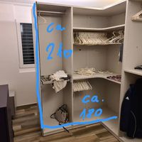 Offener Kleiderschrank 