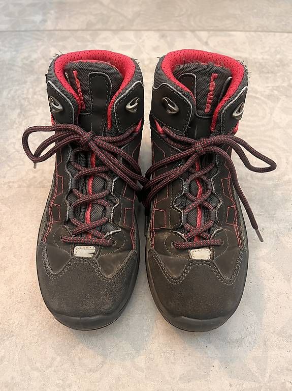Chaussures garçon: Lowa Wanderschuhe Gr. 32 – D'occasion à Hochdorf par o0simone0o