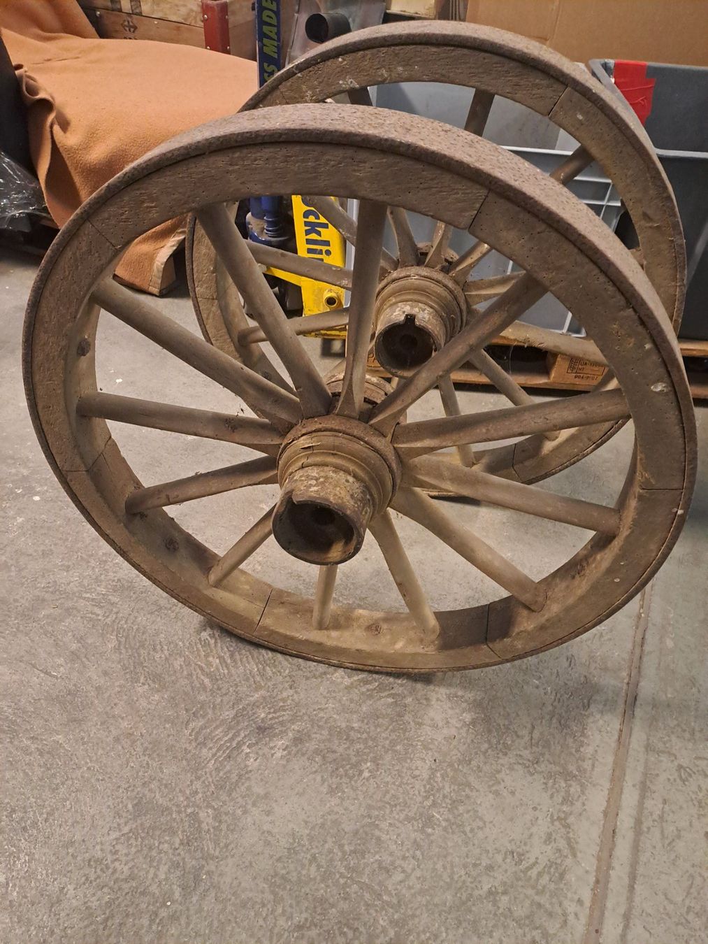Pneus & Roues: 2 Antike Wagen Räder,Holzräder – D'occasion à Wald ZH par stani06 1