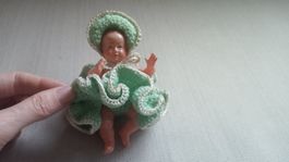 Kleine antike Puppe für Puppenstube mit hangestricktem Kleid