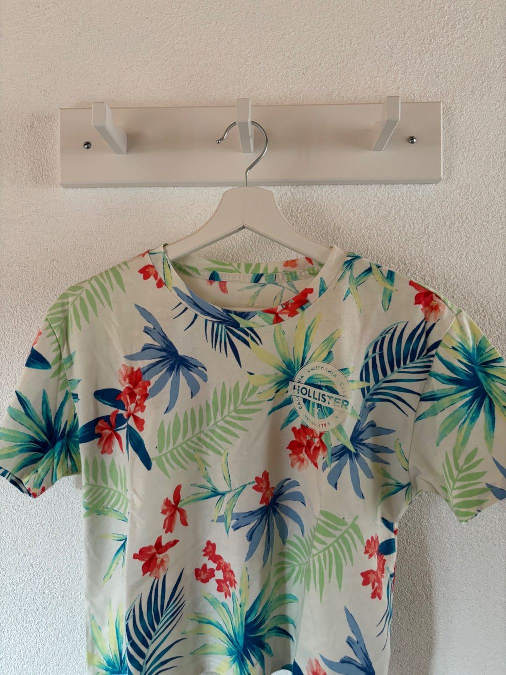 Hollister T-Shirts: T-shirt plusieurs couleurs – Gebraucht aus Grandvillard von Elsa.Del