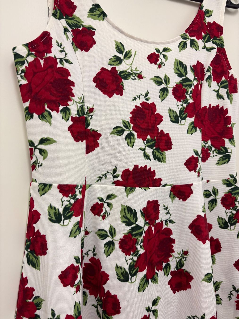 Vestiti: Kleid Rosenmuster weiss rot Grösse M – Usato da Basel venduto da Tierschutz-Flohmi 1