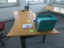 Schreibtisch mit Schubladenschrank
