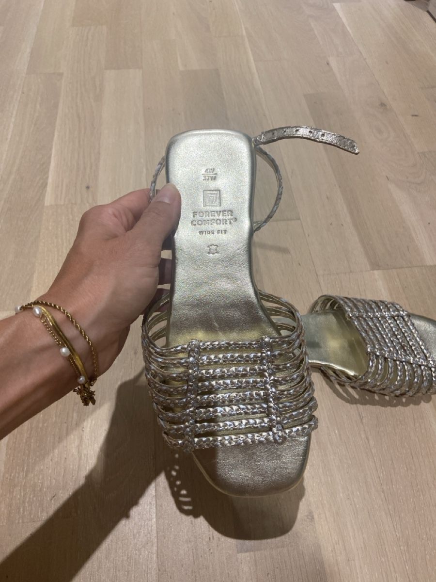Damenschuhe: Sandalen gold  – Gebraucht aus Zürich von mar_v57y 1