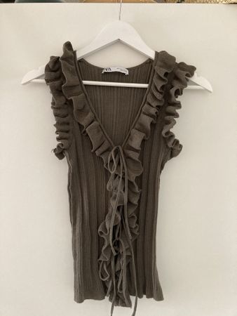 Damen Top Zara Grösse S gerippt mit Rüschen
