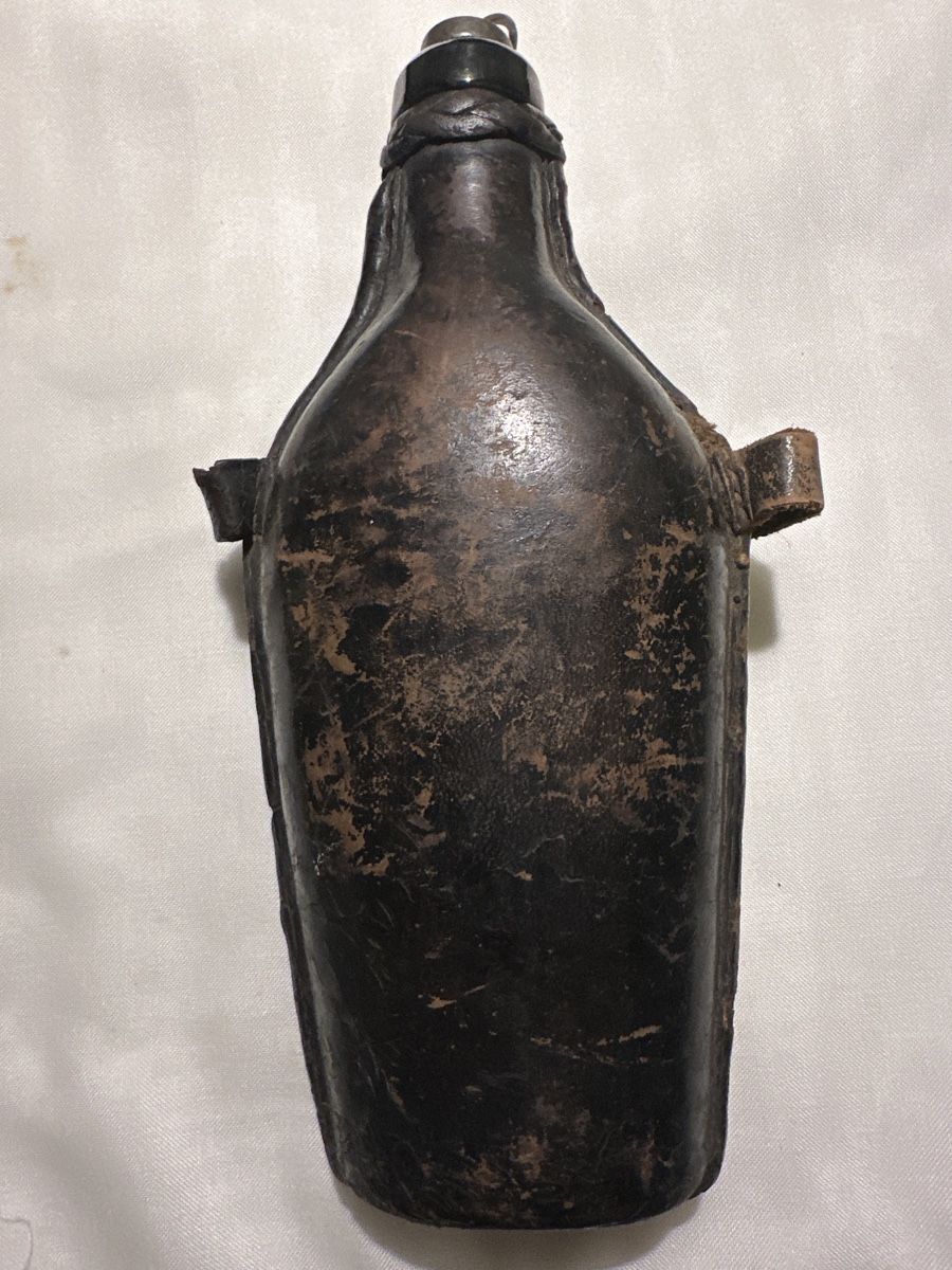 Bouteilles: Antike Lederflasche mit Glasflasche, ca. 1900 – D'occasion à Zürich par Chaeffeler 1