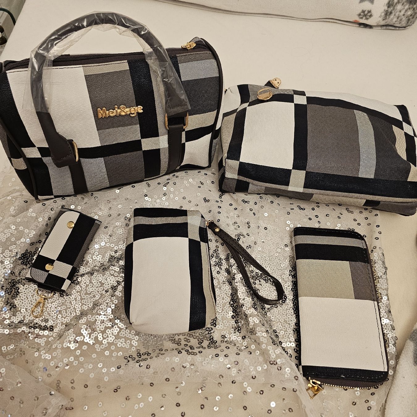 Borse da donna: 5 teiliges Taschen set orginal neu verpackt ENDET – Nuovo e nell'imballaggio originale da wolfhalden venduto da 46464646