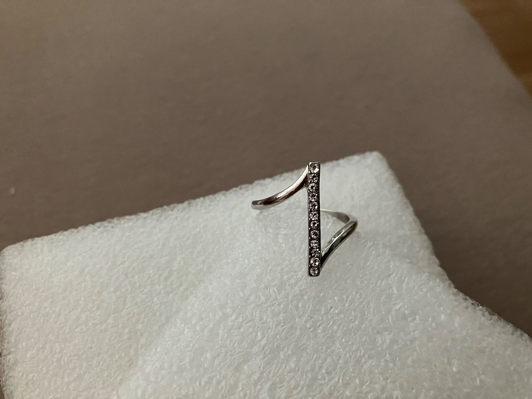 Ringe: Eleganter, modischer Ring, silberfarben mit synth. Steinchen – Neu (gemäss Beschreibung) aus Affoltern am Albis von Dlotti