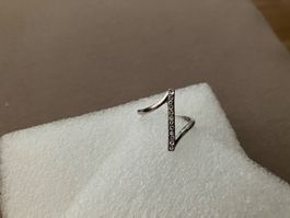 Eleganter, modischer Ring, silberfarben mit synth. Steinchen