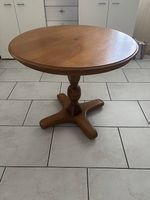 Runder Tisch aus Holz