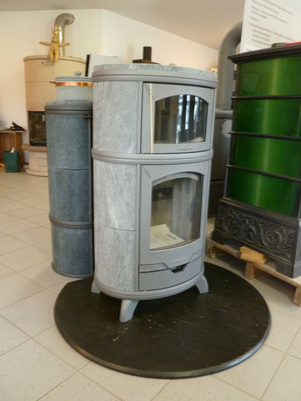 Stufe caminetto: Fast runder Specksteinofen mit 87 % Wirkungsgrad – Nuovo e nell'imballaggio originale da Zürich venduto da stove56