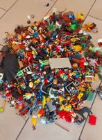 Eine Kiste Playmobil mit Figuren, Gegenstände, Tiere