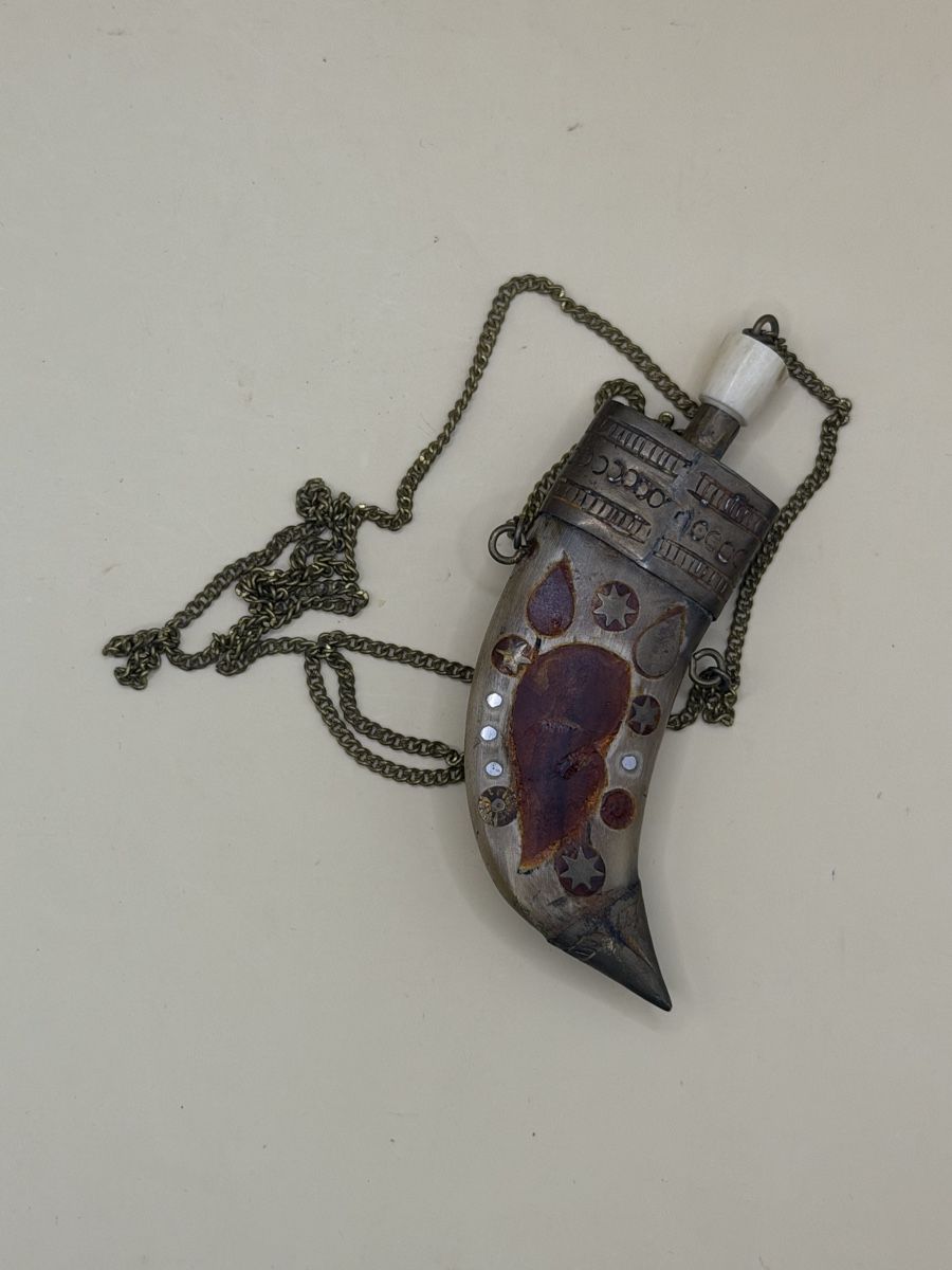 Flaconi: Ancienne flasque en corne gravée avec chaînette – Usato da Genève venduto da sho_67qj 1