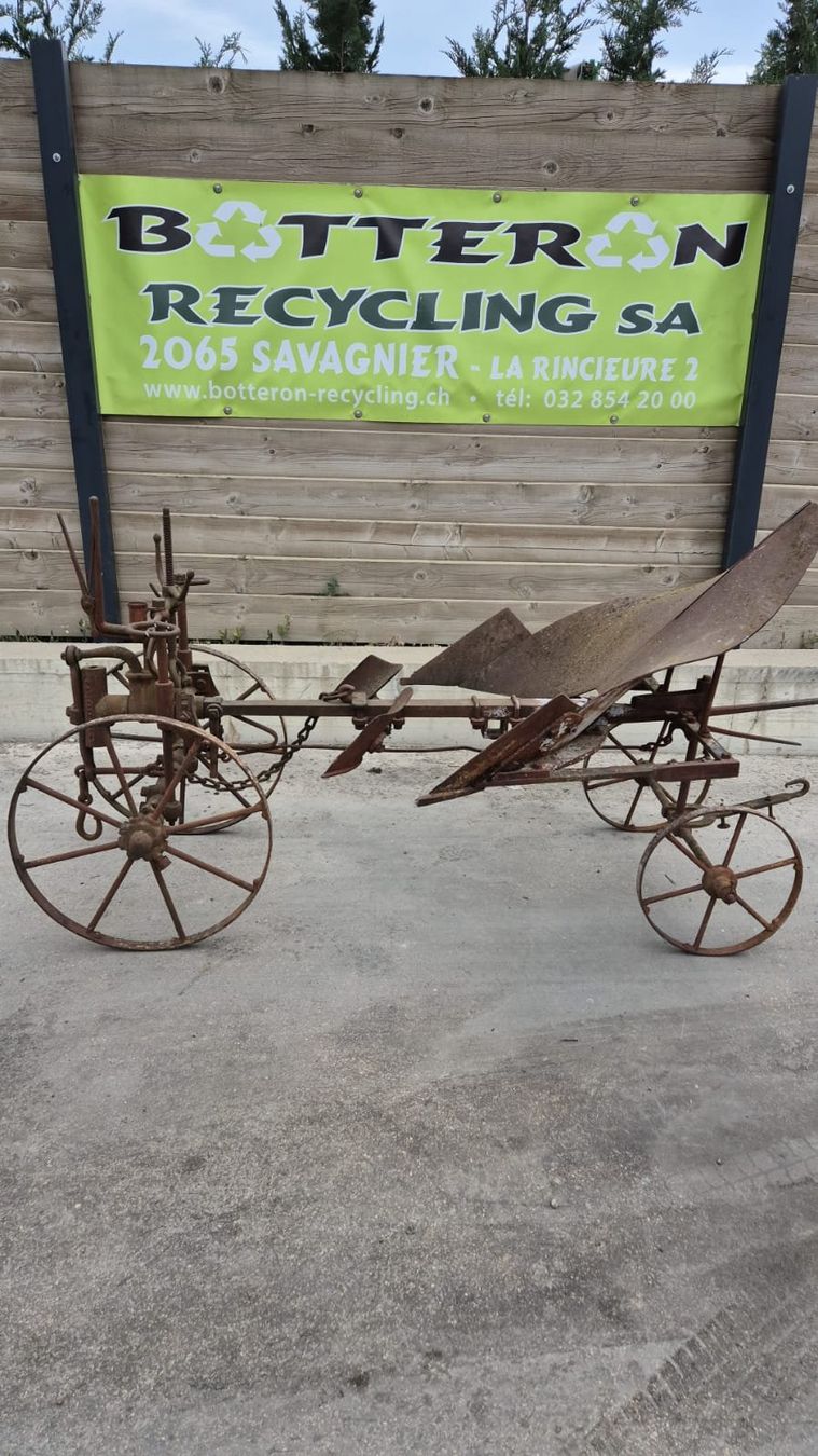 OTT Charrues: Charrue Ancienne – D'occasion à Savagnier par Botteron_Recycling
