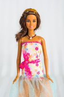 Barbie Puppe Cali Girl Teresa mit buntem Kleid H0833 2004