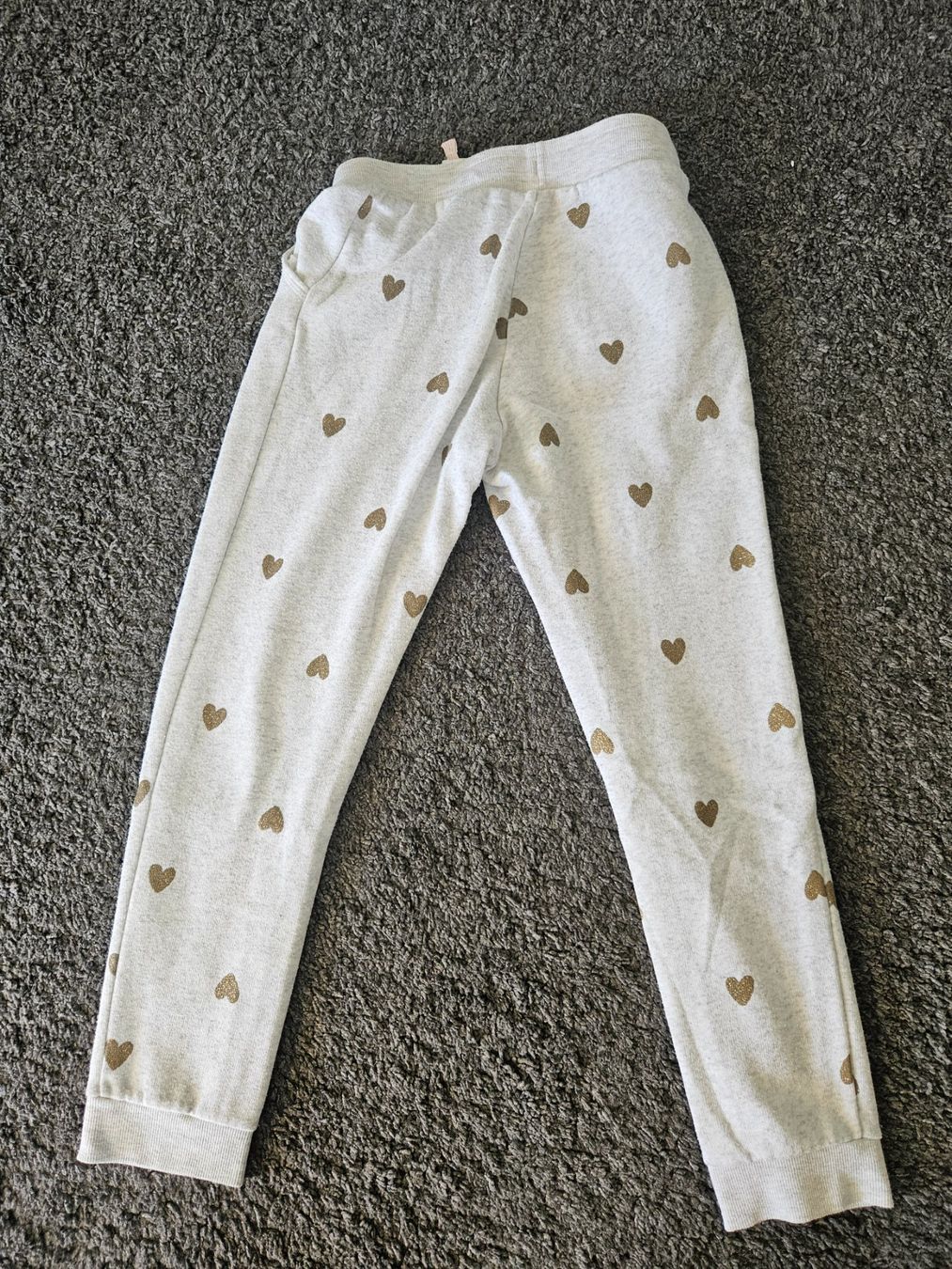 H&M Pantaloni: Trainerhose Grösse 140 mit goldigen Herzen – Usato da Marthalen venduto da Himbeersugus 1