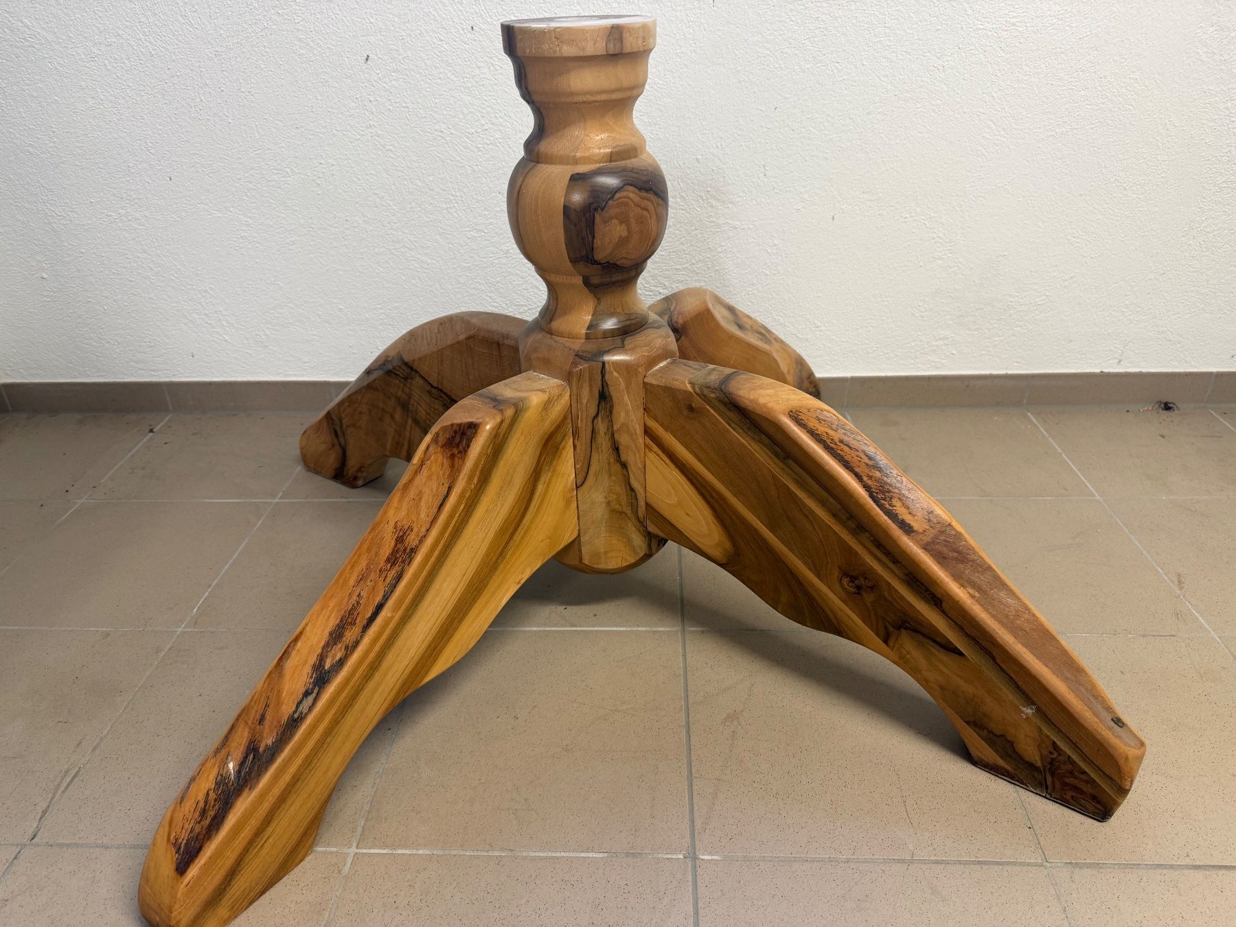Altri mobili: Massiver Holztischfuss Nussbaum – Usato da Hagenbuch ZH venduto da buell06 4