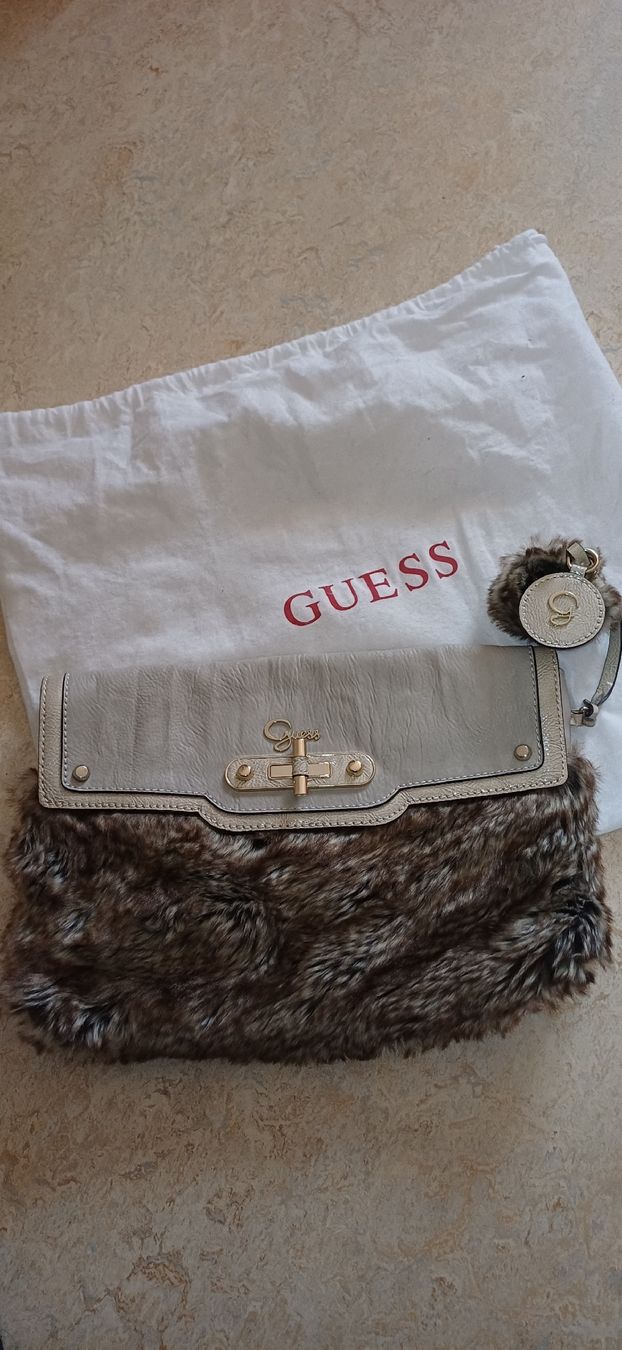 Guess Borse da donna: Guess Clutch/Handtasche mit Pelzimitat – Nuovo e nell'imballaggio originale da Adliswil venduto da marbar9