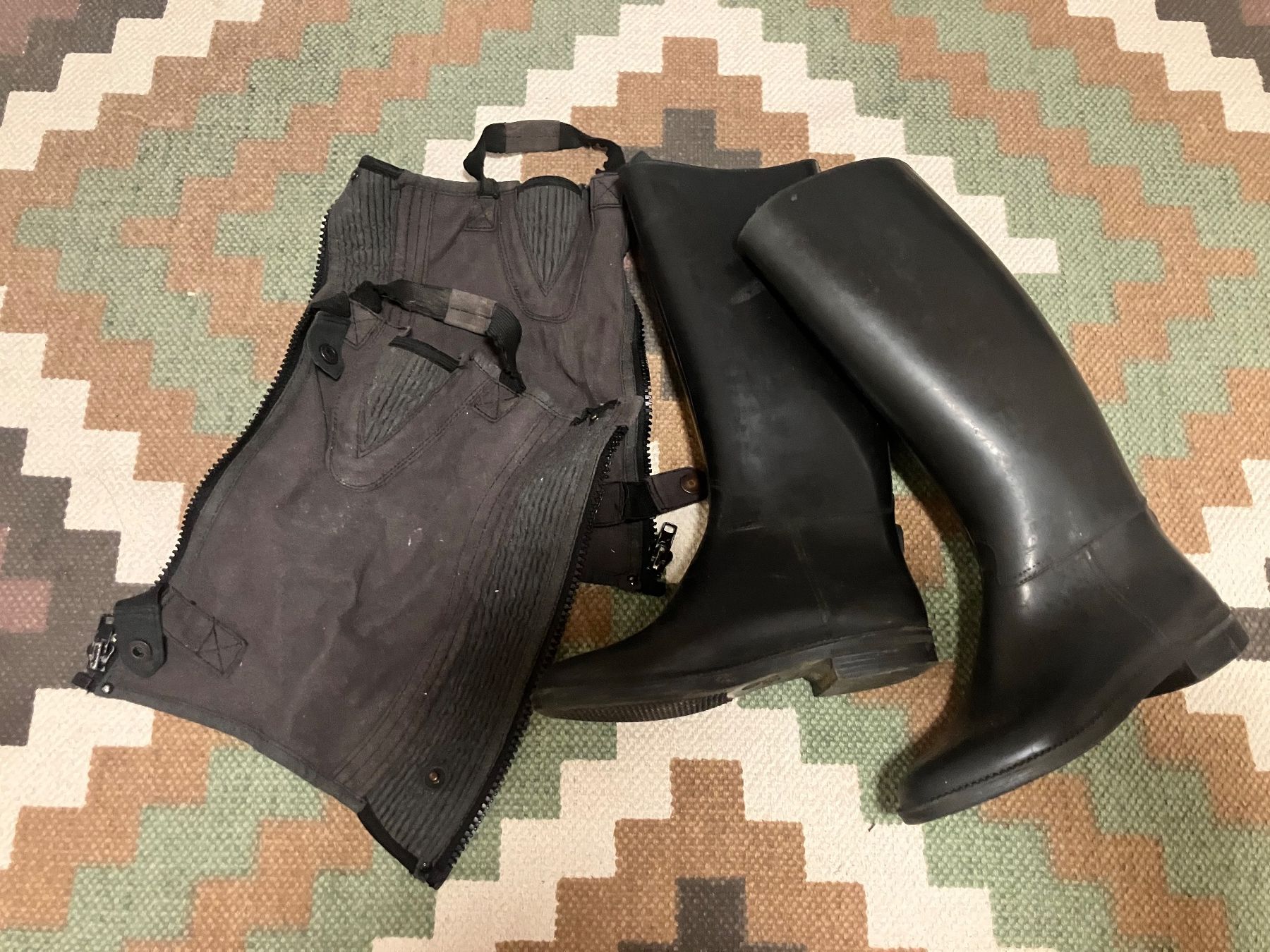 Schuhe für Jungen: Reitstiefel und Chaps – Gebraucht aus Knonau von Nalasi